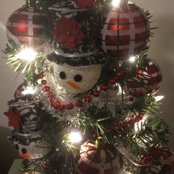 New Handcrafted 24 inch Snowman Christmas Tree - Picture 4 of 6